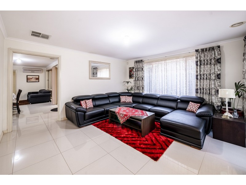 8 Cirai Crescent, Cranbourne West VIC 3977
