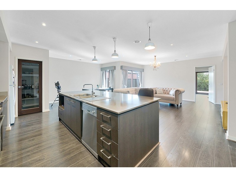 16 Dream Avenue, Clyde North VIC 3978