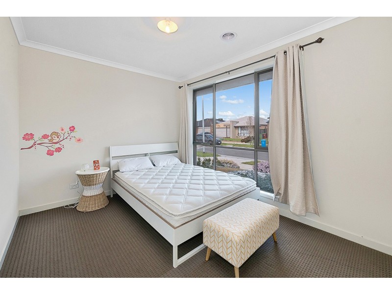 16 Dream Avenue, Clyde North VIC 3978