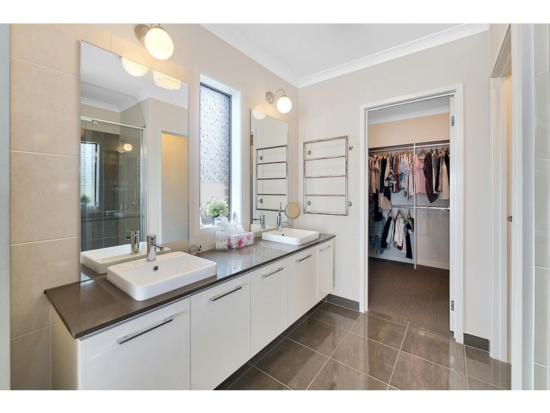 16 Dream Avenue, Clyde North VIC 3978