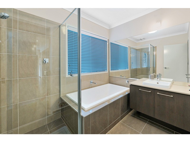 16 Dream Avenue, Clyde North VIC 3978