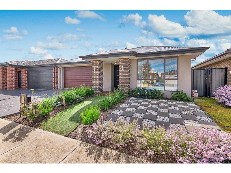 16 Dream Avenue, Clyde North VIC 3978