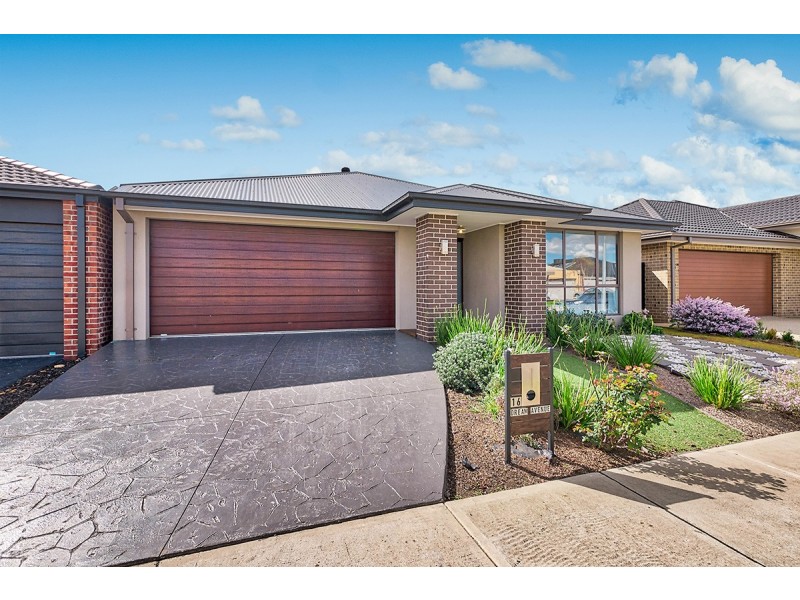 16 Dream Avenue, Clyde North VIC 3978