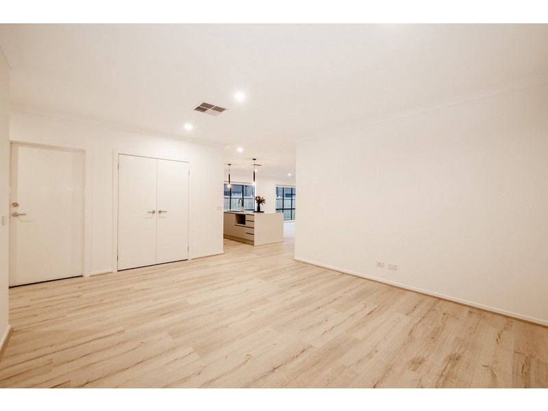 6 Cochin Drive, Clyde North VIC 3978