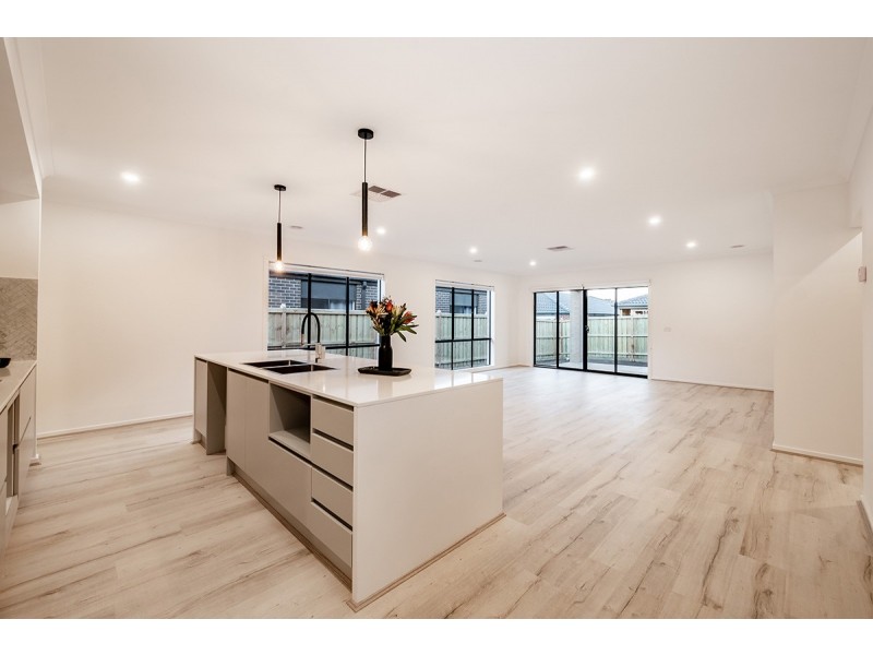 6 Cochin Drive, Clyde North VIC 3978