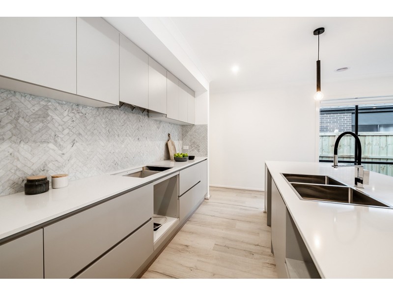 6 Cochin Drive, Clyde North VIC 3978