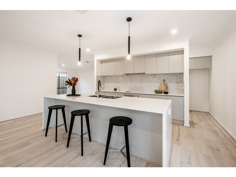 6 Cochin Drive, Clyde North VIC 3978