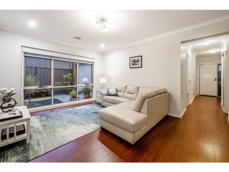 8 Gillingham Crescent, Clyde North VIC 3978