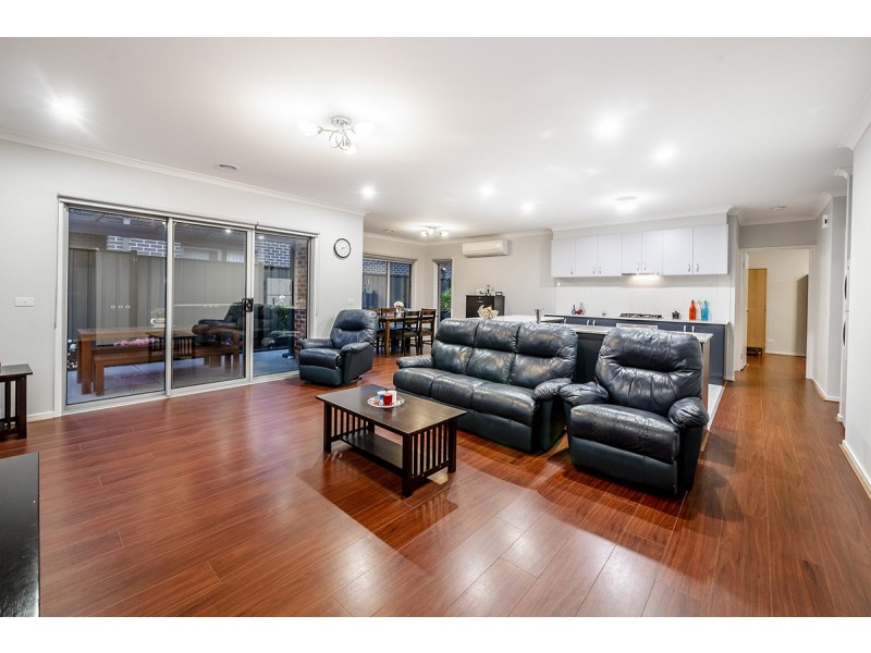 8 Gillingham Crescent, Clyde North VIC 3978