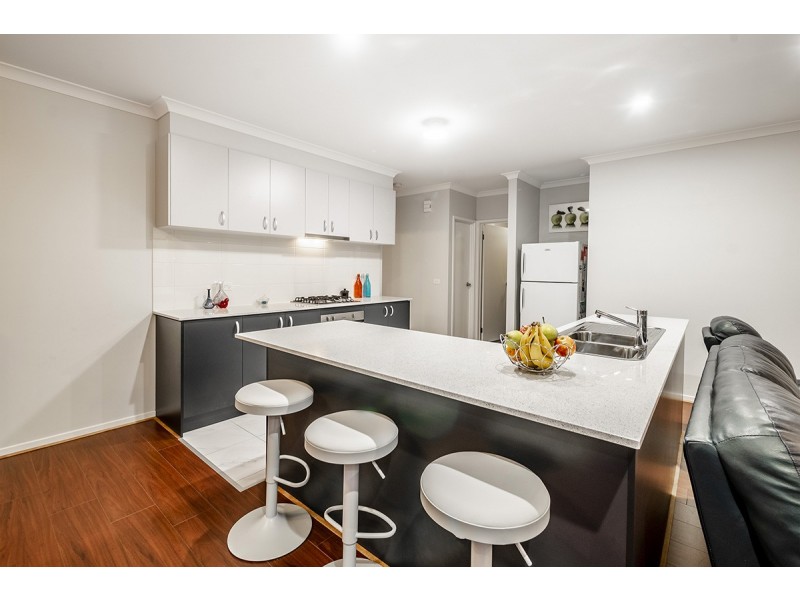 8 Gillingham Crescent, Clyde North VIC 3978