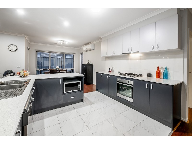 8 Gillingham Crescent, Clyde North VIC 3978