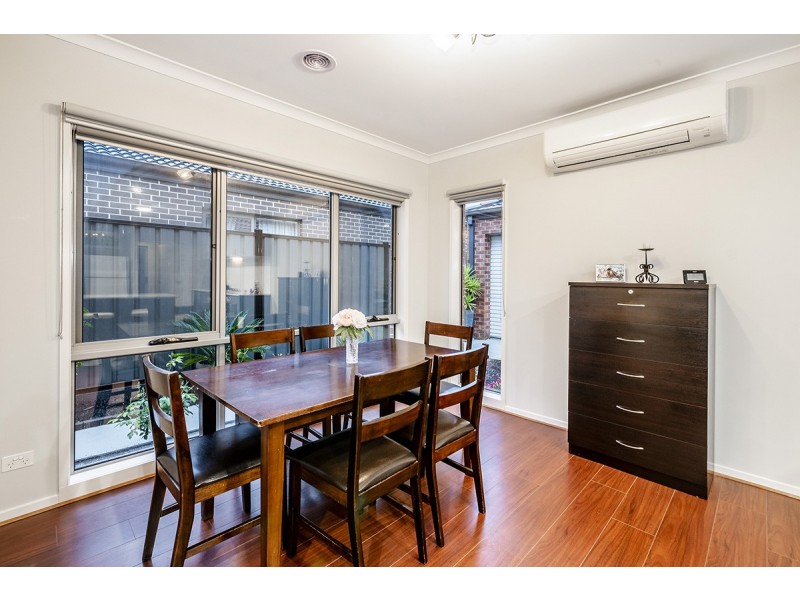 8 Gillingham Crescent, Clyde North VIC 3978