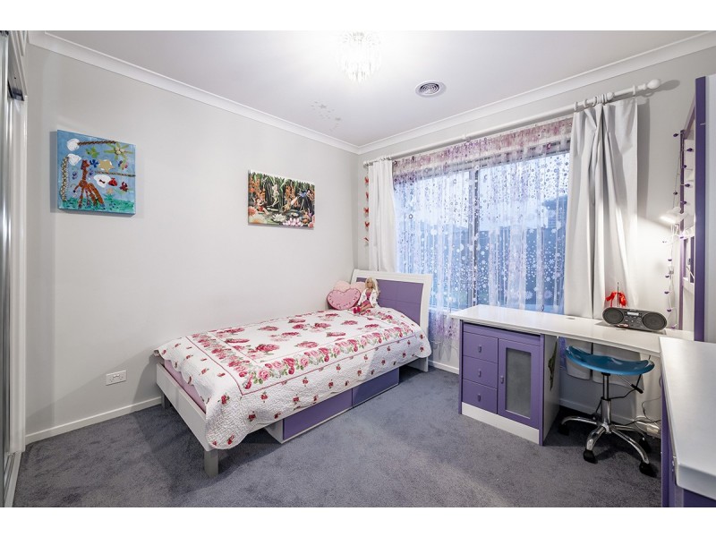 8 Gillingham Crescent, Clyde North VIC 3978