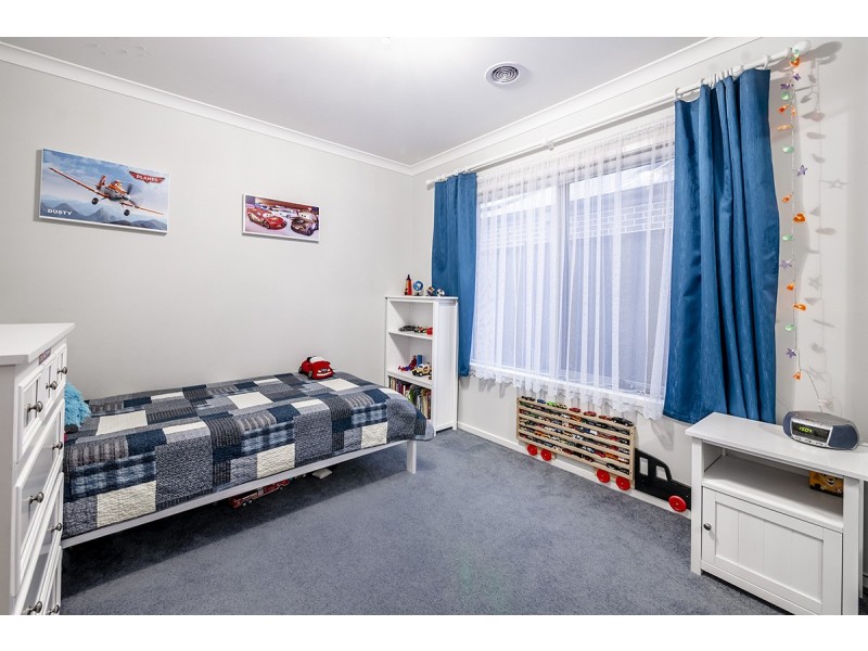 8 Gillingham Crescent, Clyde North VIC 3978