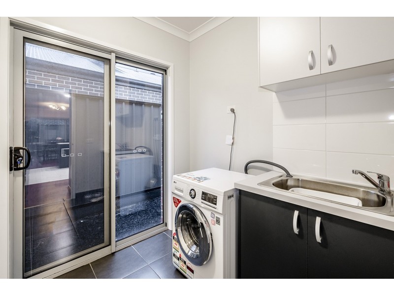 8 Gillingham Crescent, Clyde North VIC 3978