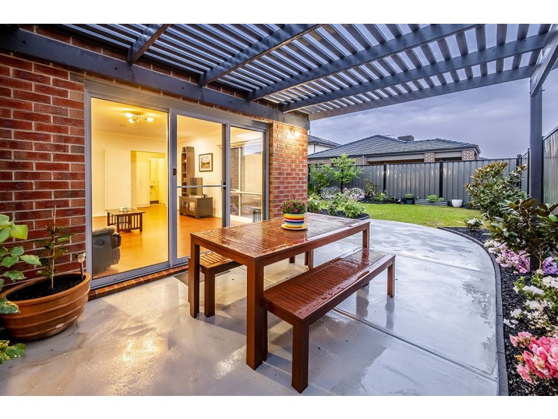 8 Gillingham Crescent, Clyde North VIC 3978