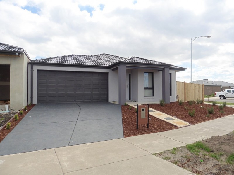 28 Pitfield Avenue, Cranbourne East VIC 3977
