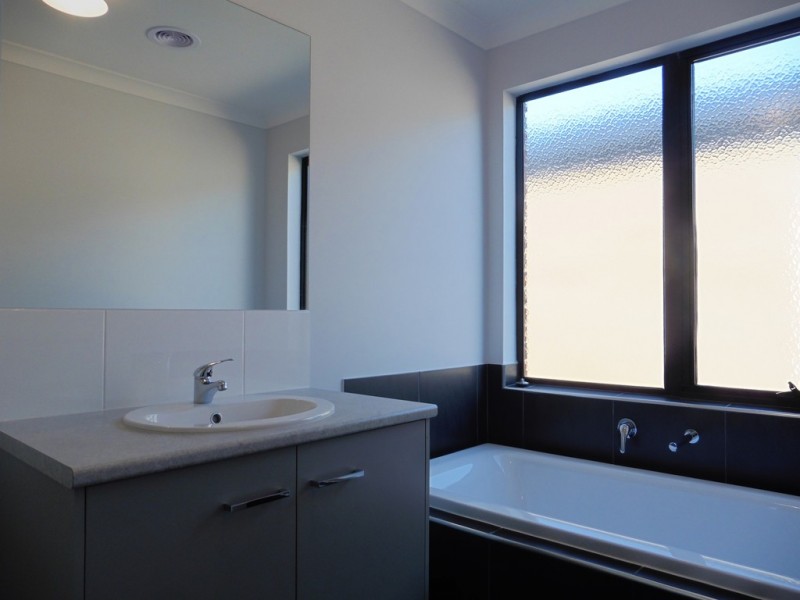 28 Pitfield Avenue, Cranbourne East VIC 3977