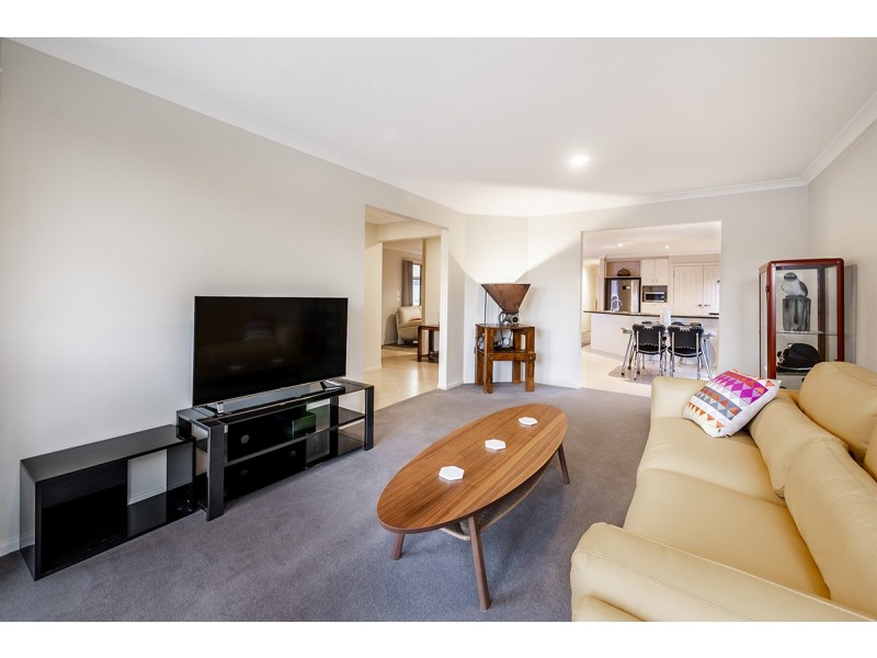 3 Houndsforth Street, Cranbourne East VIC 3977