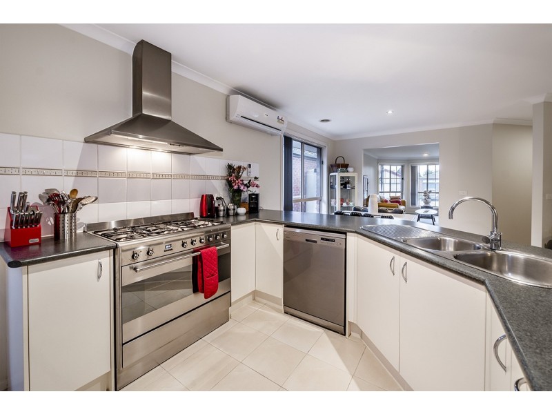 3 Houndsforth Street, Cranbourne East VIC 3977