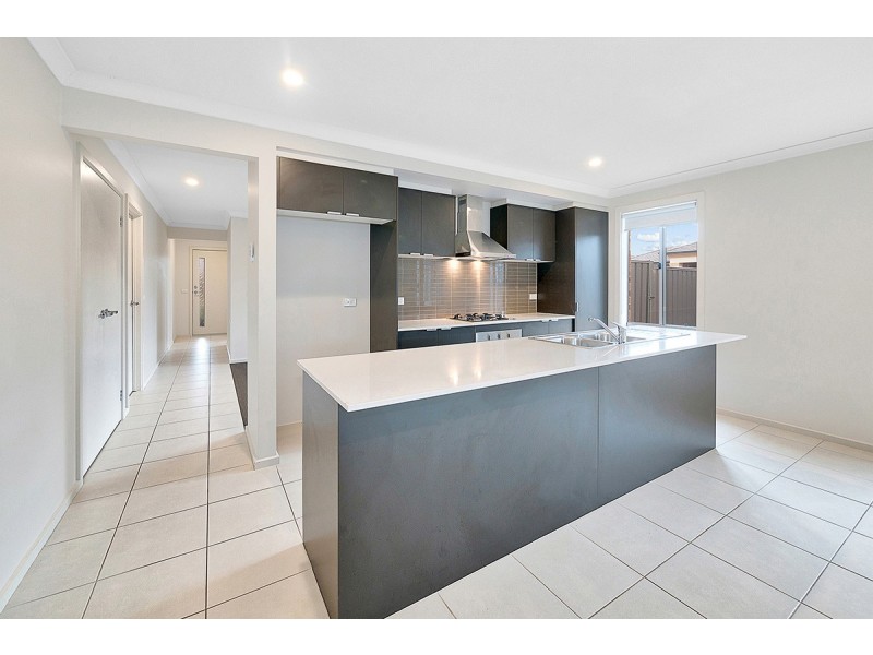 16 Tinnadice Road, Cranbourne East VIC 3977