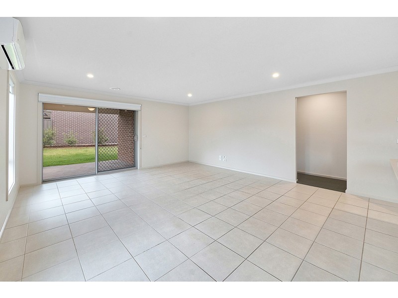 16 Tinnadice Road, Cranbourne East VIC 3977