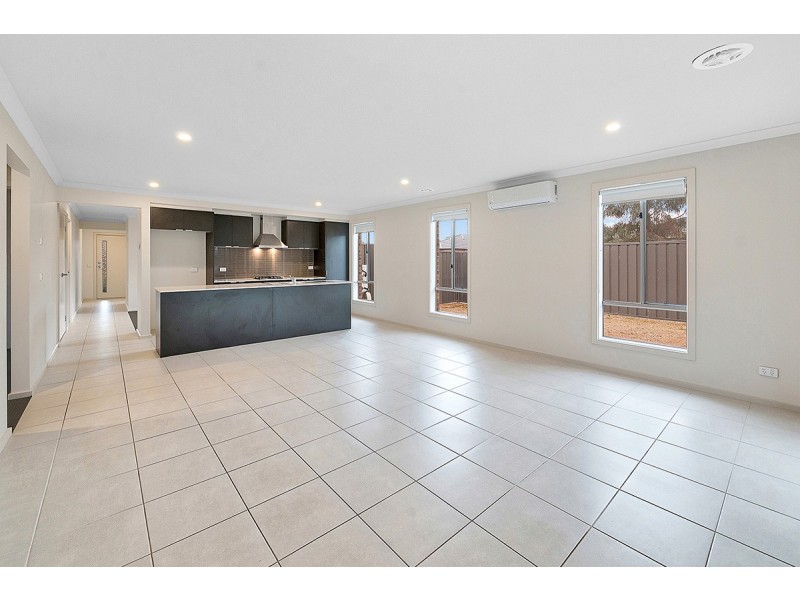 16 Tinnadice Road, Cranbourne East VIC 3977