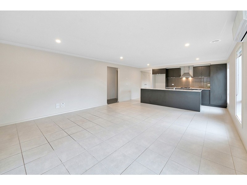 16 Tinnadice Road, Cranbourne East VIC 3977