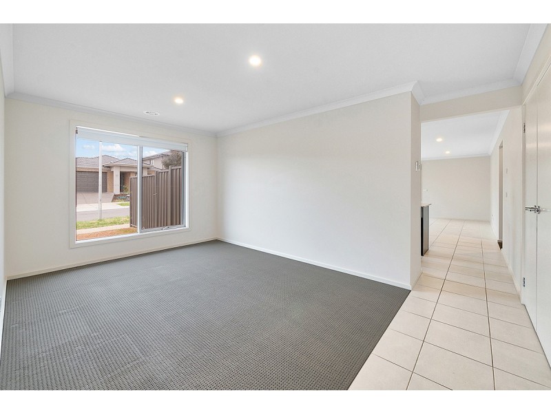 16 Tinnadice Road, Cranbourne East VIC 3977