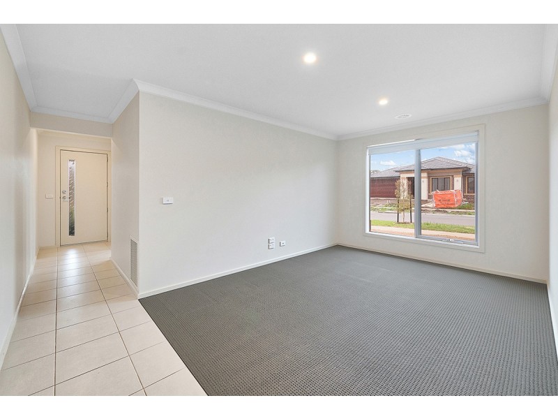 16 Tinnadice Road, Cranbourne East VIC 3977