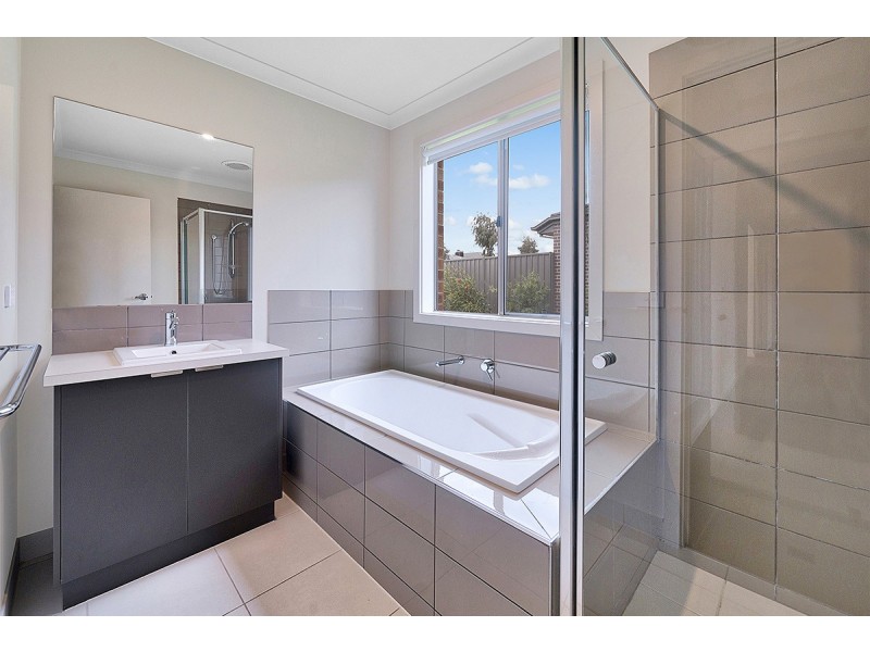 16 Tinnadice Road, Cranbourne East VIC 3977