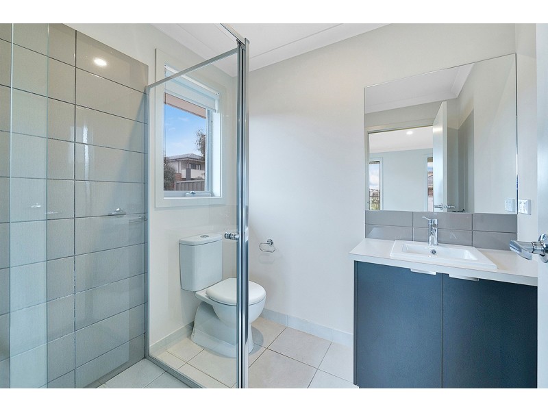 16 Tinnadice Road, Cranbourne East VIC 3977