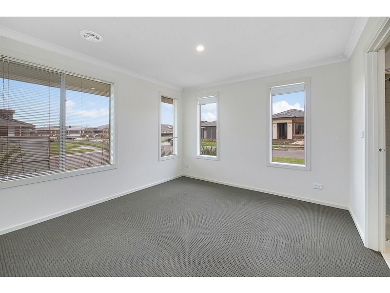 16 Tinnadice Road, Cranbourne East VIC 3977