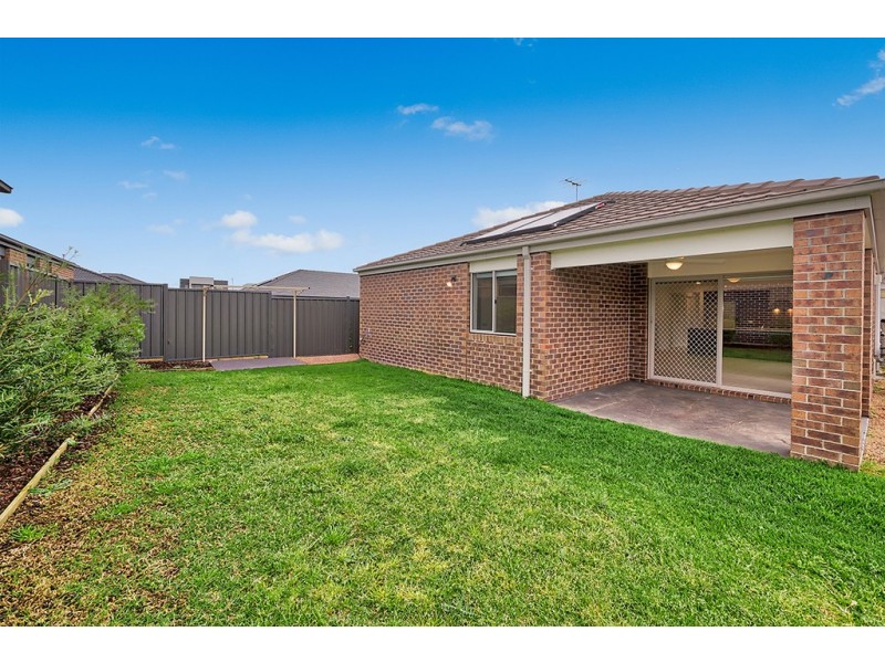 16 Tinnadice Road, Cranbourne East VIC 3977