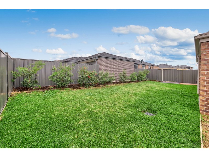 16 Tinnadice Road, Cranbourne East VIC 3977