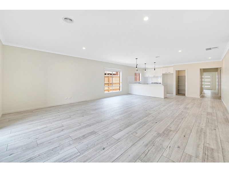 13 Simmental Drive, Clyde North VIC 3978