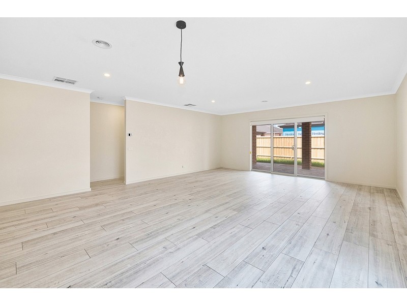 13 Simmental Drive, Clyde North VIC 3978