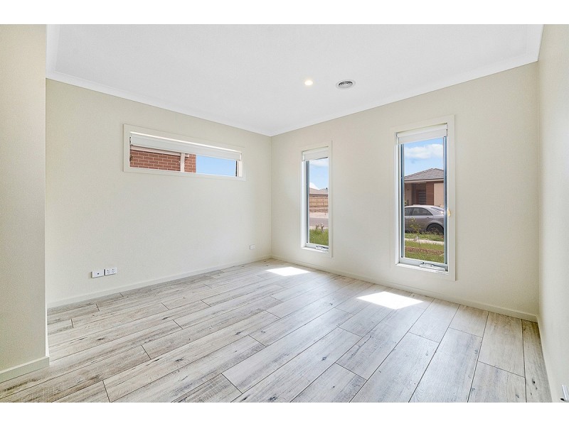 13 Simmental Drive, Clyde North VIC 3978