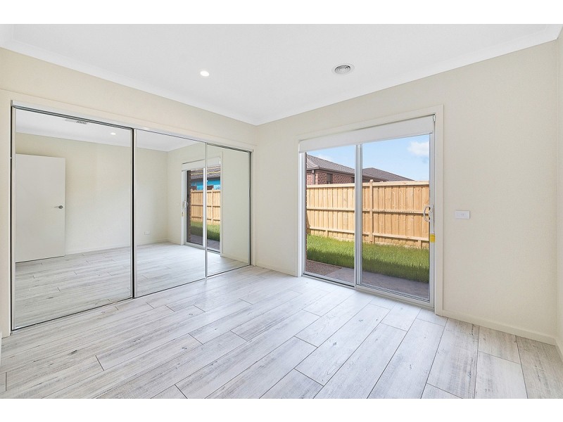 13 Simmental Drive, Clyde North VIC 3978