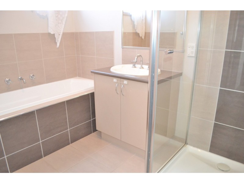 16 Bellbrae Crescent, Cranbourne West VIC 3977