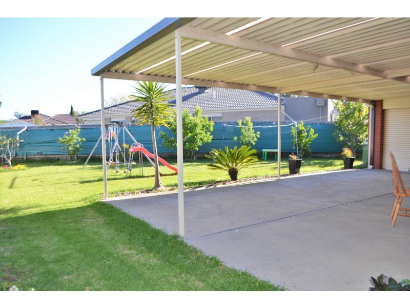 16 Bellbrae Crescent, Cranbourne West VIC 3977