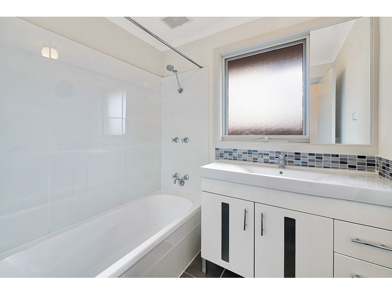 18 Rosalie Avenue, Cranbourne VIC 3977