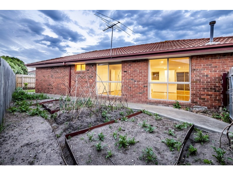 13 Frances Crescent, Cranbourne North VIC 3977