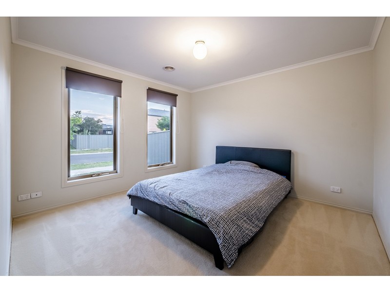 4 Monmouth Road, Cranbourne East VIC 3977
