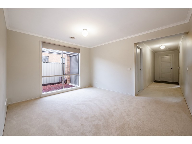 4 Monmouth Road, Cranbourne East VIC 3977