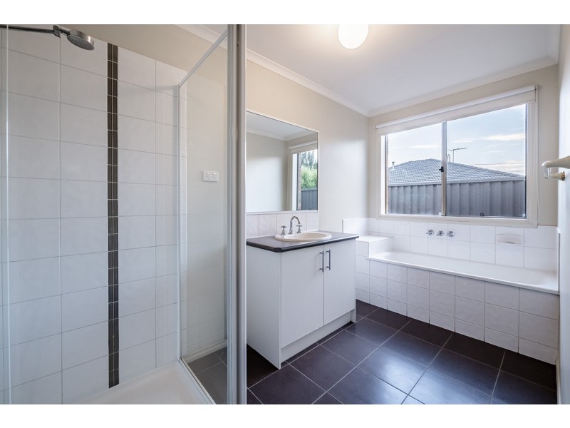 4 Monmouth Road, Cranbourne East VIC 3977