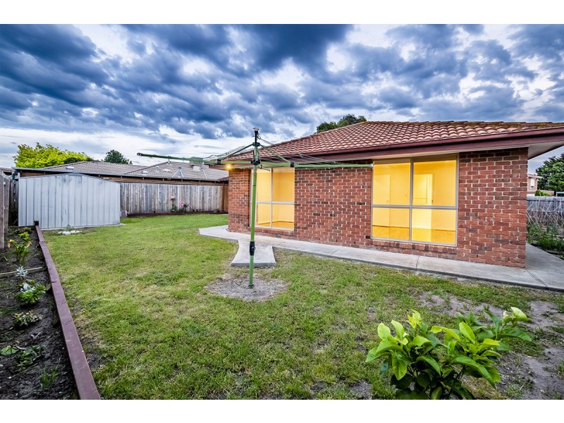 13 Frances Crescent, Cranbourne North VIC 3977