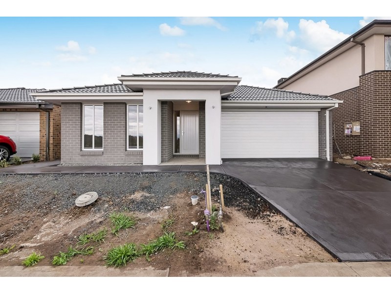 220 Duff Street, Cranbourne West VIC 3977