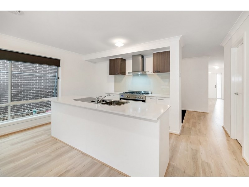 220 Duff Street, Cranbourne West VIC 3977