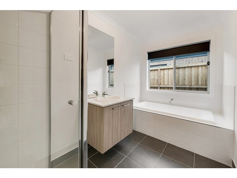 220 Duff Street, Cranbourne West VIC 3977